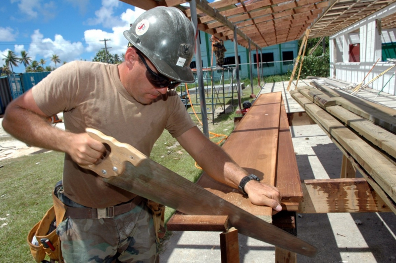 menuisier-AUPS-min_worker_construction_building_carpenter_male_job_build_helmet-893290